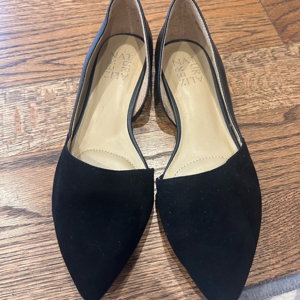Naturalizer Women's Black Pointed Flats